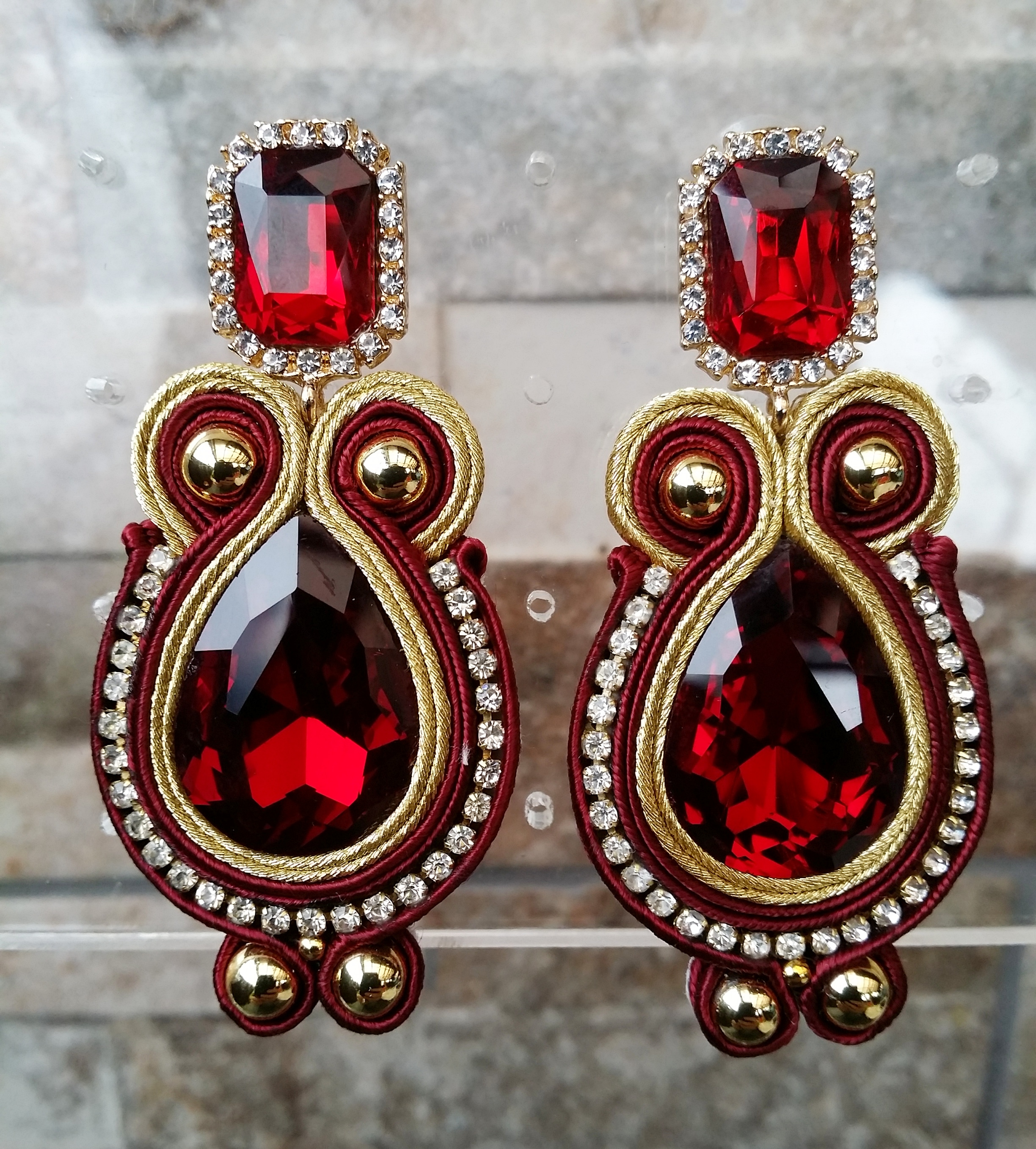 Soutache napichovacie náušnice v bordo-zlatej kombinácii