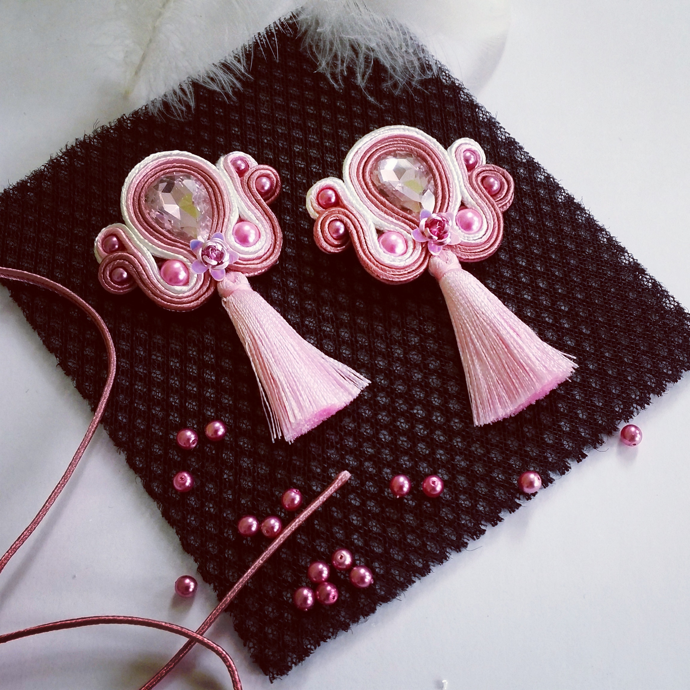 Ružové strapcové soutache náušnice