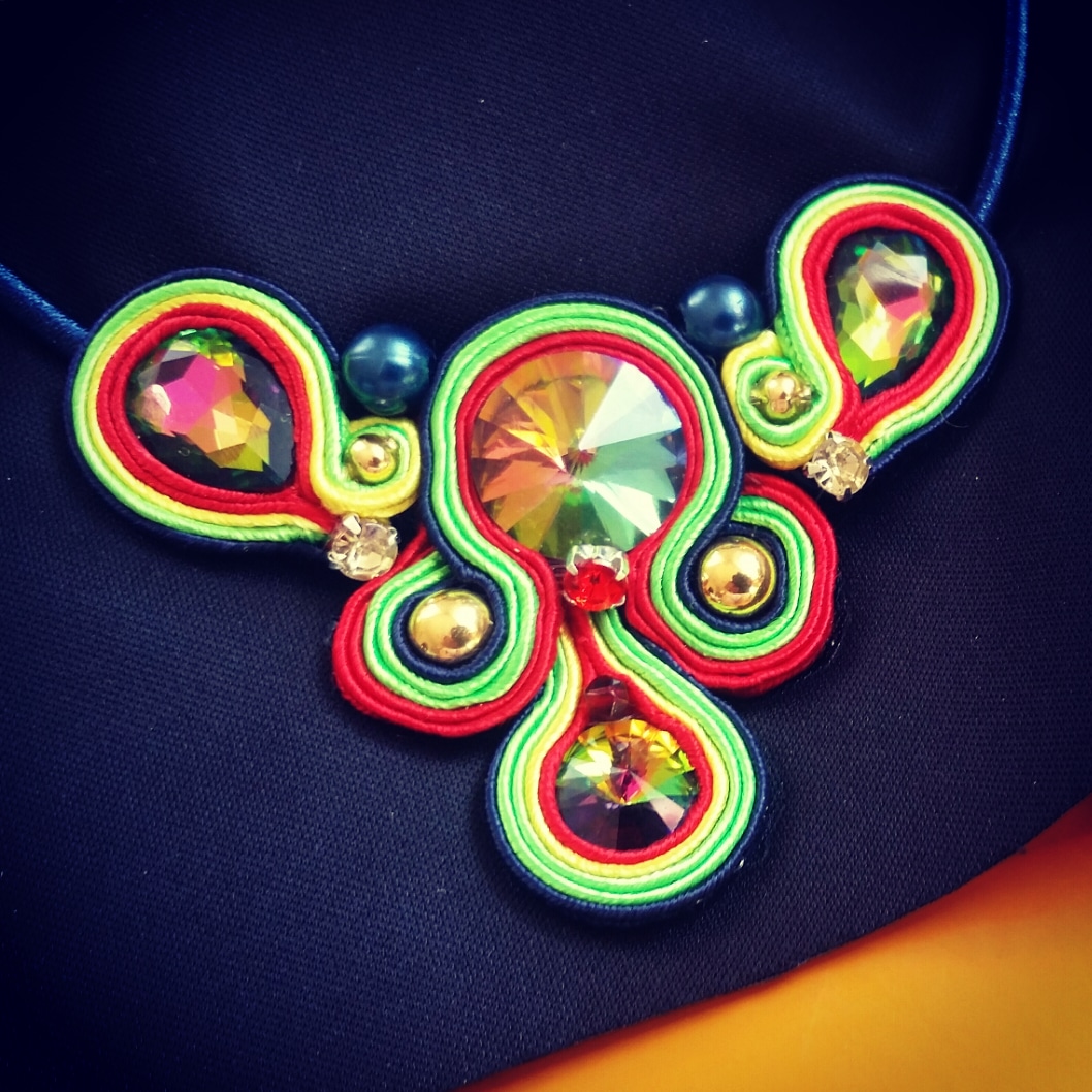 Farebný soutache náhrdelník k šatám zn. Desigual